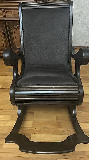 Taxta yelləncək kreslo - Material: Bərk ağac karkas, tünd rəngli lak