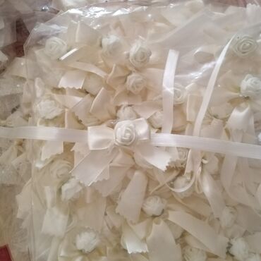 Svadbena oprema: Cvetna traka za kosu sa velom, idealna za posebne prilike. Traka je — 6