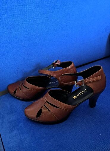 шлепки обувь: Новые кожаные босоножки, натуральная кожа, литой каблкук 5