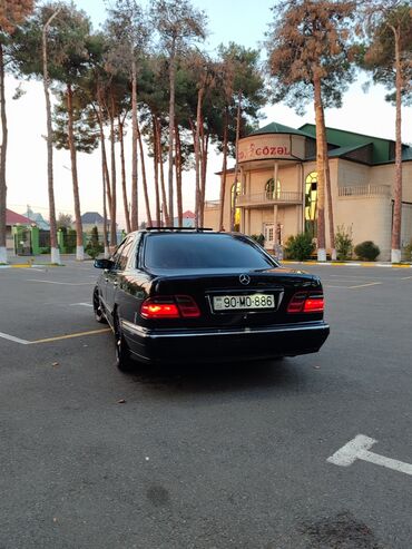 Mercedes-Benz: Mercedes-Benz E 320: 3.2 l | 2000 il Sedan — 4