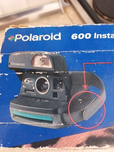 Polaroid 600 ani kamera, dərhal çap funksiyasına malikdir. Qara rəngdə