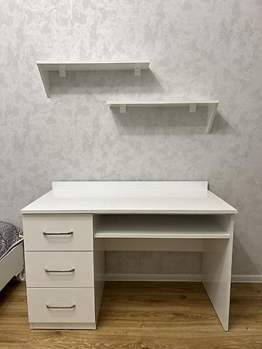 мох: Ağ rəngdə iş/oxu masası və divar rəfləri dəsti - Minimalist dizayn — 1
