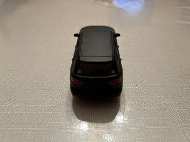 Avtomobil modelləri: Maqnitli qapıları olan metal oyuncaq SUV maketi - Gecəqara rəngli — 6