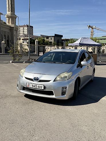 byd e2 2025: Toyota Prius: 2011 г., Гибрид, Хэтчбэк — 1
