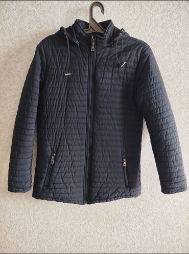 весенняя мужская верхняя одежда: Kişi ücün gödəkçə. papağıda var.Zamokla açılıb çıxır. 38, 40, 42