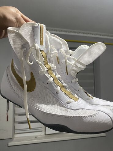 Кроссовки и спортивная обувь: Боксерки Machomai 2 в бело золотом варианте, новые масловые, 43-44