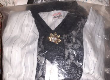 женская шифоновая блуза: Блуза новая для девочки лет 13-15. С кружевом и брошью