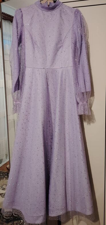 Plaşlar: Bənövşəyi rəngdə, zərif parıltılı maxi don. - Model: A-kəsim, yuxarı