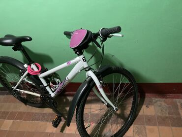 кама рама: Женский велосипед в отличном состоянии. В комплекте замок, сумка