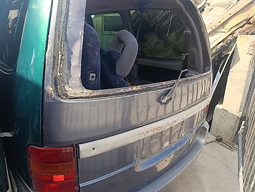 т 35: Nissan Serena (C23) — компактвэн зеленого цвета с серыми бамперами — 3