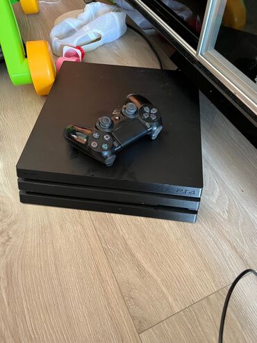 ps4 pro 3 ревизия: Продаю ПС4 Про последний ревизия 1 Тб не клубная, не шумит и не