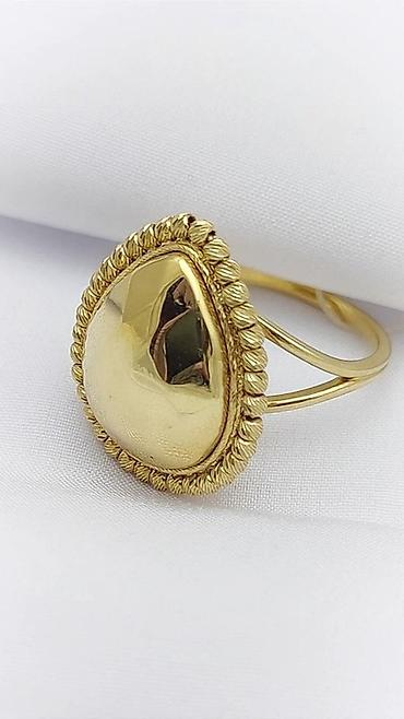 Серьги: Пара элегантных золотистых сережек с английским замком. Каждая сережка — 21