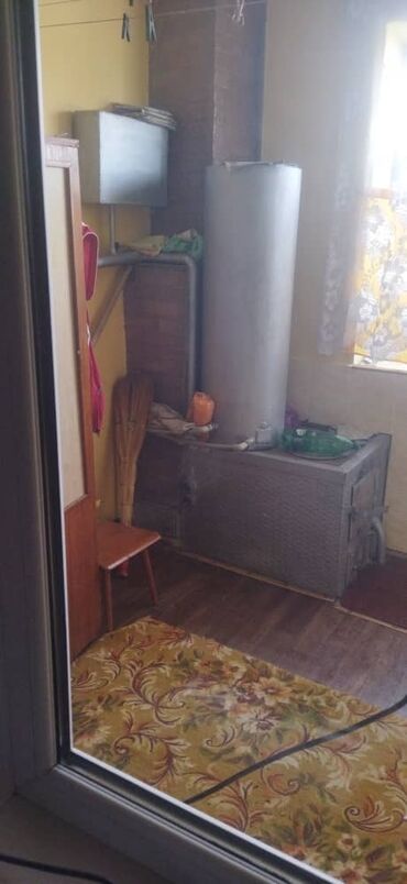 участок продаются: Продаётся трёхкомнатная квартира. Отопление уголь, с ремонтом. Заходи