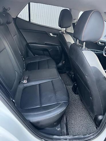 Kia: Компактный кроссовер Kia Stonic белого цвета, оснащенный рейлингами на — 9