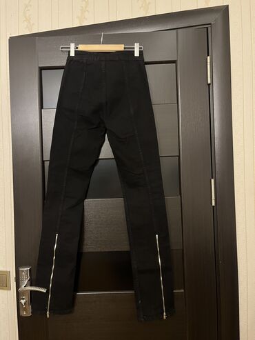 Atlama ipləri: Zara yan cibləri ve arxa eteklerde zamok olan, dar, uzun qara cins — 15