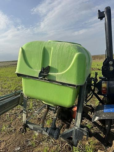 yangin sondurmə siti: Təsvir: Traktor arxasına qoşulan sahə çiləyicisi (boom sprayer). Geniş — 3