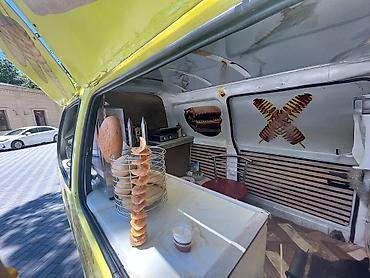 food truck: Sarı rəngli mobil “fast food” furqonu – isti və qəlyanaltılar yerində — 8