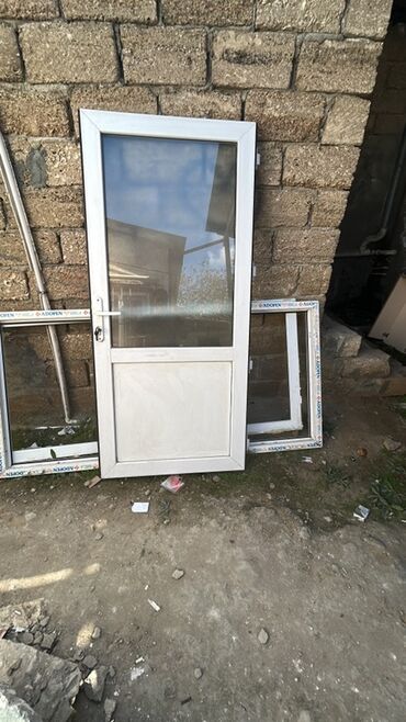 Фурнитура и комплектующие: PVC qapı - Material: ağ rəngli PVC profil - Dizayn: üst hissə şüşəli