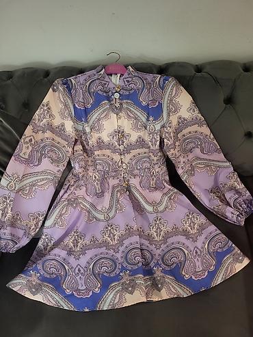 lila komplet: Haljina sa paisley printom u nijansama ljubičaste, roze i plave. Model — 1