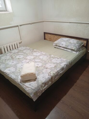 сапат дом: Суточная аренда комнаты с двуспальной кроватью. Описание: - Номер с