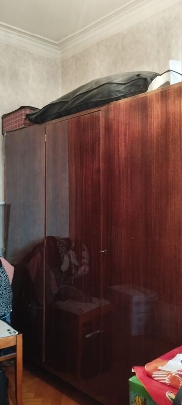 Dolablar: İşlənmiş, Açılan, 2 qapılı Düz dolab, Şifonyer, Rusiya