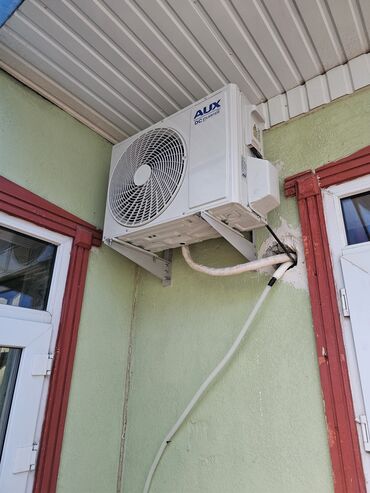 установка оборудования: Монтаж сплит-систем (наружные блоки) на стену и крышу. -