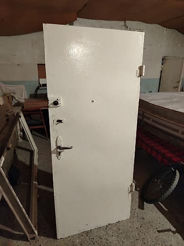 işlenmiş seyf qapılar: Metall qapı, açıq krem/ağ rəngdə. - Material: polad/metal lövhə, ağır — 1