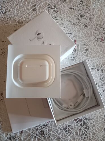 airpods mi: Apple airpods pro en son giymet 35 azn,1 aydi alinib,hechbir problemi