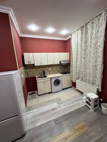 Uzunmüddətli kirayə mənzillər: 3 otaqlı mənzil – mebellə - Geniş qonaq otağı: şıq asma tavan, şüşə — 10