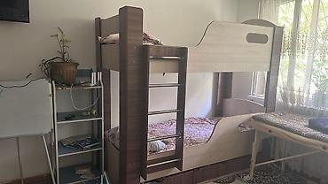 bunk bed: Двухъярусная кровать из ЛДСП с вертикальной лестницей по центру. - — 1