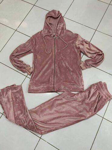 Kompleti: Plišani kompleti 
Vel : ( s m l xl xxl ) 

Cena : 3100 din — 6