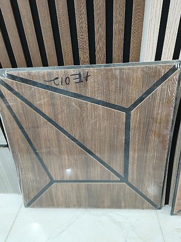 Dekorativ divar paneli – ağac teksturasında, qara xəttli geometrik