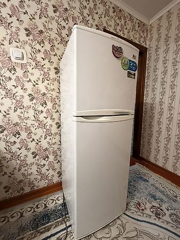 mini fridge: Холодильник двухкамерный, классический белый, с верхней морозильной — 1