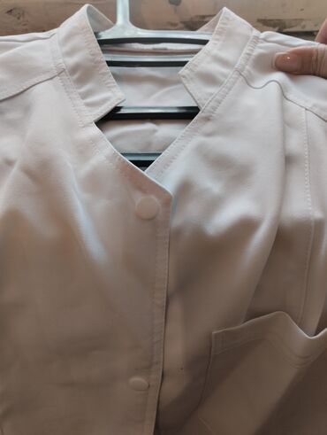 Другая женская одежда: Медицинский халат почти новый .44,46 размер чепчик в подарок