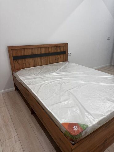 металические кровати: Спальный гарнитур, Двуспальная кровать, Новый