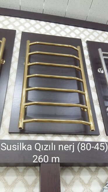 Duş kabinaları, arakəsmələr: Qızılı rəngdə paslanmayan poladdan hazırlanmış dəsmal qurutma qurğusu
