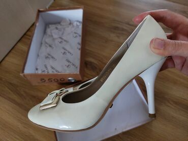 отдам даром шкафы: Туфли 38го размера, наделала всего 1 раз турецкой фирмы Carlabei lalafo.kg да отдам даром шкафы: Туфли 38го размера, наделала всего 1 раз турецкой фирмы Carlabei