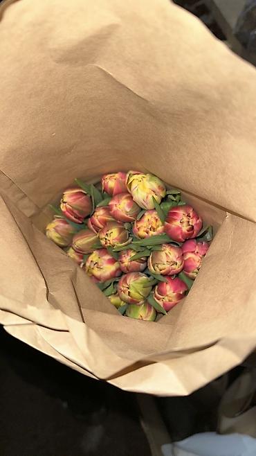 Букеты из живых цветов: Букеты тюльпанов - Срезанные тюльпаны в крафтовой и белой бумаге — 2