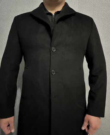 черная рубашка мужская: Продается пальто Состояние: новое, ни разу не носили Мужское Размер