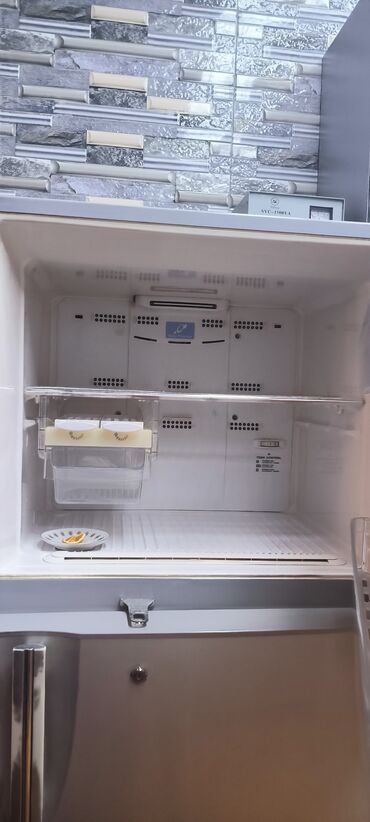 Б/у Холодильник Hitachi, Двухкамерный, цвет - Серебристый
