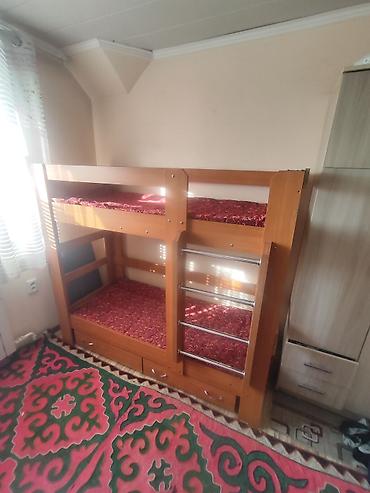 сундуки из сосна: Двухъярусная детская кровать, Б/у, ЛДСП, цвет - Коричневый — 1