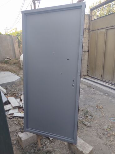 işlənmiş dəmir qapi: Metal qapı, boz rəngdə və sadə dizaynda. Razmeri: eni - 93 hündürlüyü