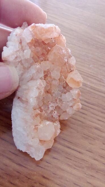 Kristali i minerali: Prirodni mineralni uzorak sa raznim bojama, uključujući plave, zelene — 22