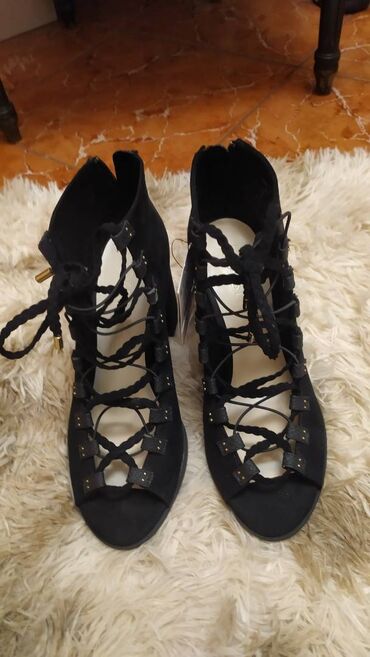 Γυναικεία είδη Υπόδησης: Παπούτσια.
Καινούργια, αφόρετα.
Πολύ άνετα, μέγεθος 38 — 3