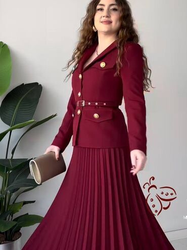 Dəstlər, kostyumlar: Qadın dəst – qızılı düyməli pencək və pliseli ətək - Model: İki — 2