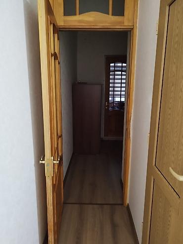 Недвижимость: 1 otaqlı mənzil – komfortlu planlama və mebellə - Geniş qonaq otağı — 7
