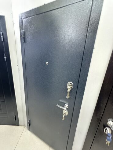 Doors with glass: Металлическая входная дверь темно-серого цвета. Оснащена глазком