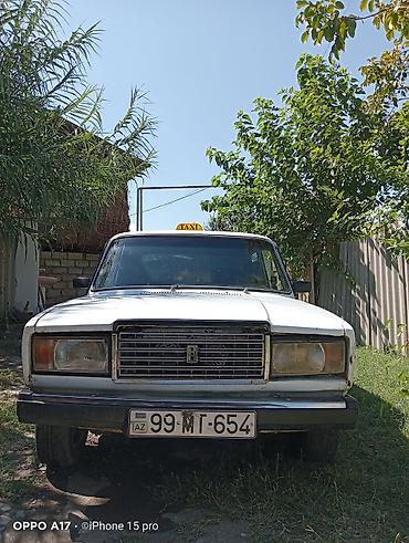 2107 modeli: VAZ 2107, ağ rəng, sedan kuzov. Üstündə “TAXI” işarəsi var. Azerbaijan — 2