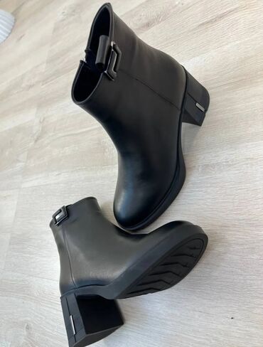 Botinka və botilyonlar: Qadın üçün qara qısa çəkmələr – bir neçə model - Material: hamar və