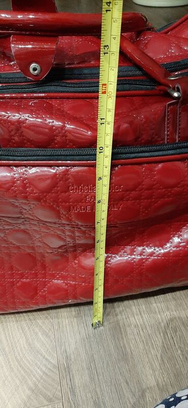 Çamadanlar: Parlaq qırmızı rəngdə, dəbli görünüşlü çantası. Qısa tutacaqları var — 9